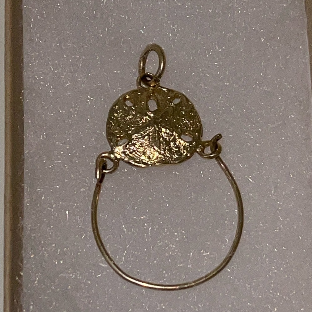 Vintage 14K Gold Sand dollar charm holder pendant - Picture 2 of 7
